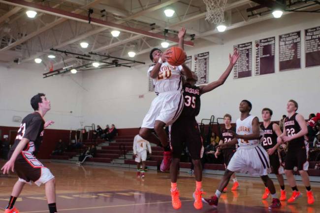 Raiders+Storm+the+Hardwood